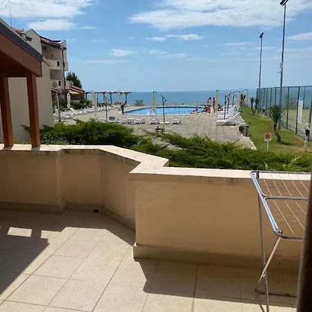 Holiday Village Apartment *