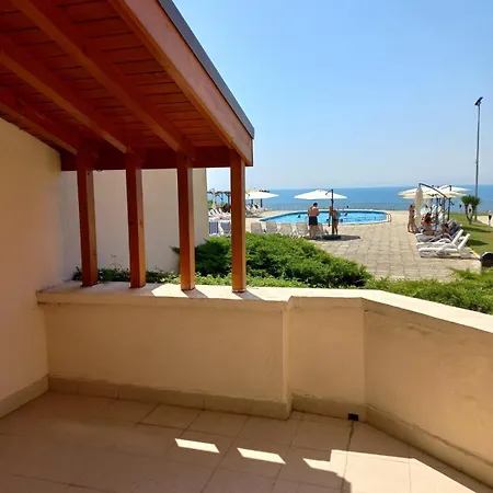 Holiday Village Apartment *